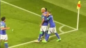 Mais um ato vergonhoso: adepto atira banana a Richarlison em jogo particular do Brasil