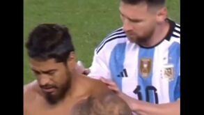 Aproxima-se de Messi e acaba placado pelos seguranças: eis o que sobrou do autógrafo
