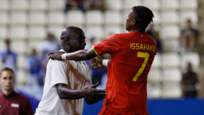 Nem com asas o guarda-redes chegava a esta bola: Sportinguista Fatawu faz golo incrível pelo Gana