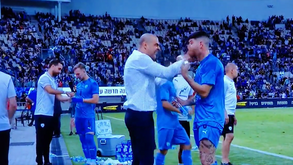 O jogador não entende as instruções? Treinador da seleção de Israel optou... por uma chapada