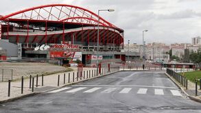 Carro incendiado junto ao Estádio da Luz após Supertaça entre Benfica e Sporting
