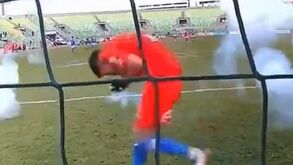 Clássico no Chile suspenso após chuva de petardos causar 