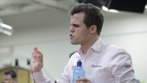 Federação Internacional de Xadrez investiga acusações de batota de Carlsen contra Niemann