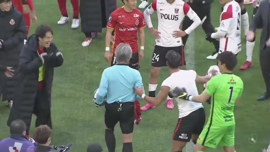 Aconteceu no Japão: árbitro retira-se e acaba atirado ao ar pelos jogadores