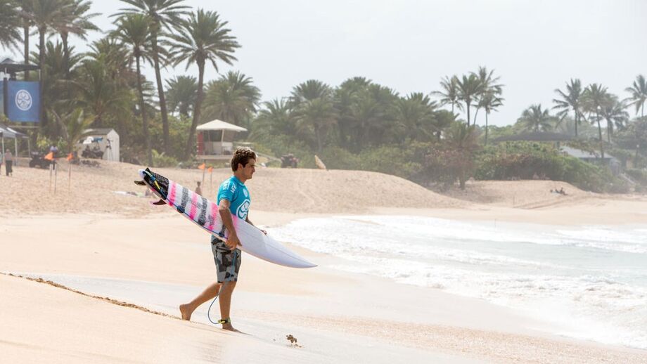 Surf havaiano chora a morte de Kalani David