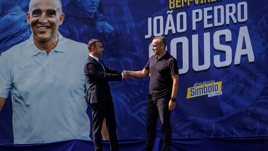 OFICIAL. Miguel Ribeiro cumprimenta o treinador na sua apresentação