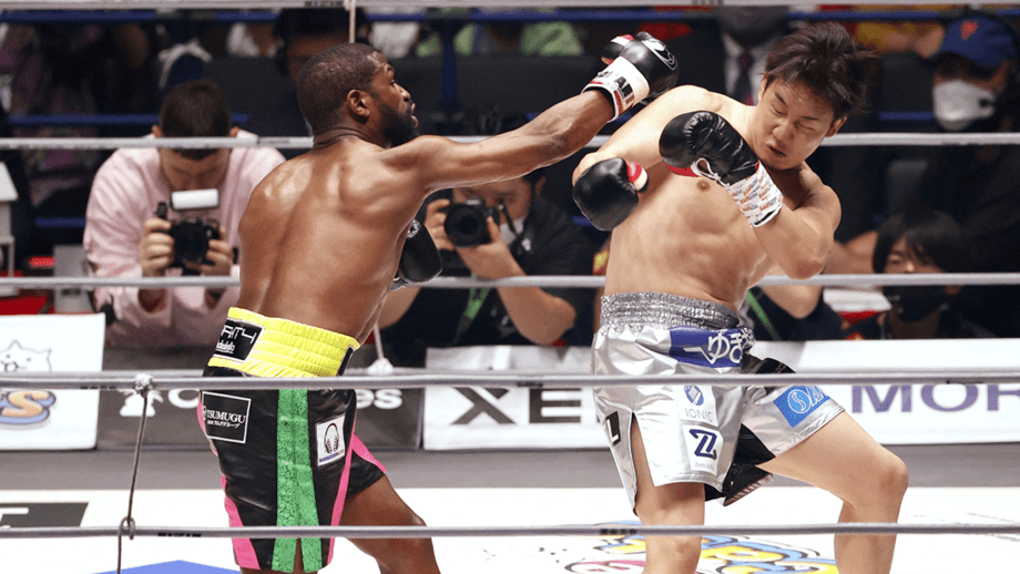 Floyd Mayweather vence combate de exibição contra o japonês Mikuru Asakura