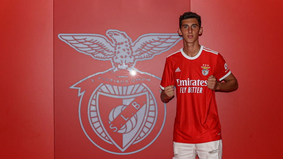 Benfica assina contrato profissional com Diogo Rocha