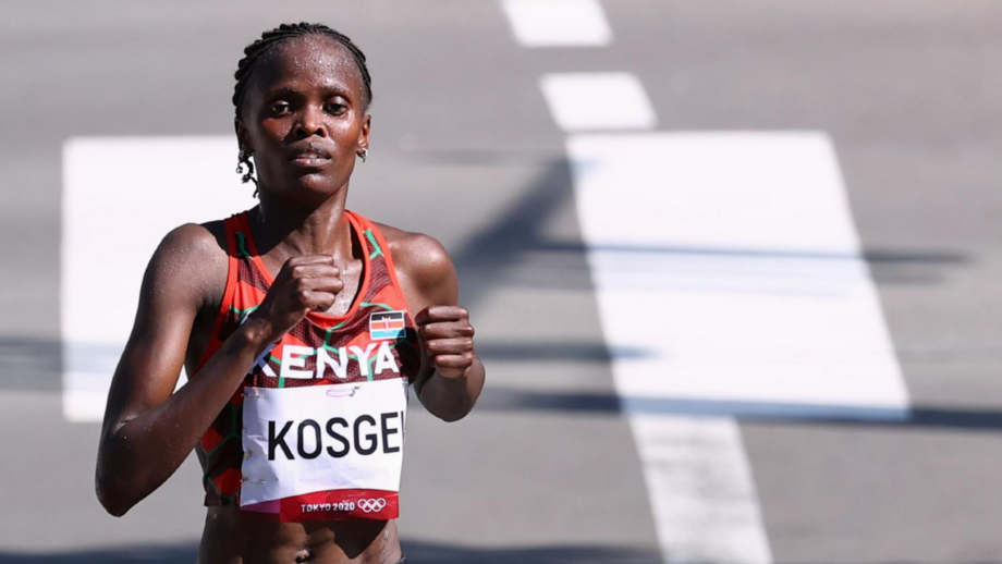 Recordista mundial Brigid Kosgei falha Maratona de Londres devido a lesão
