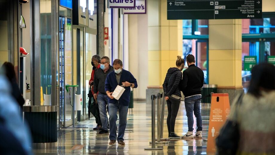 Governo quer esplanadas sem aquecimento no inverno e lojas com menos luz nos shoppings
