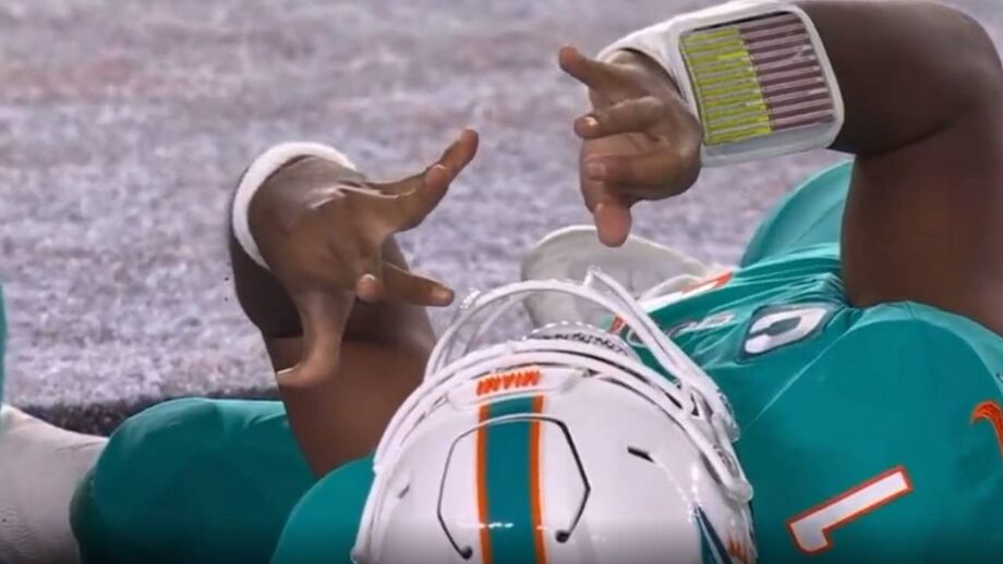 Quarterback dos Dolphins sofre lesão assustadora: bate com a cabeça no chão e fica paralisado