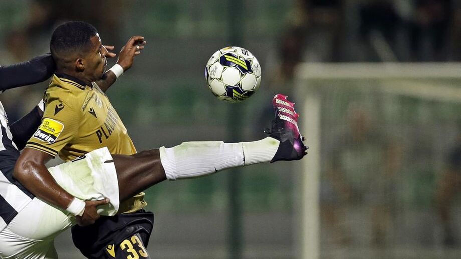 Anderson Carvalho no jogo com o Portimonense