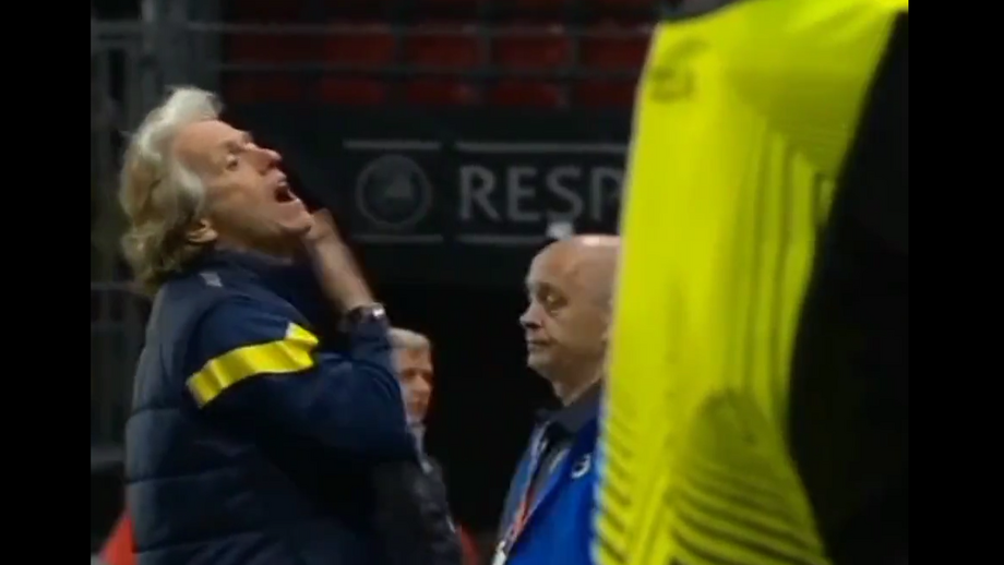 Momento quente entre o treinador português do Fenerbahçe e a bancada