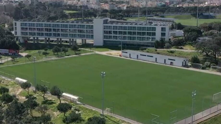 Ex-internacional inglês continua de pé quente