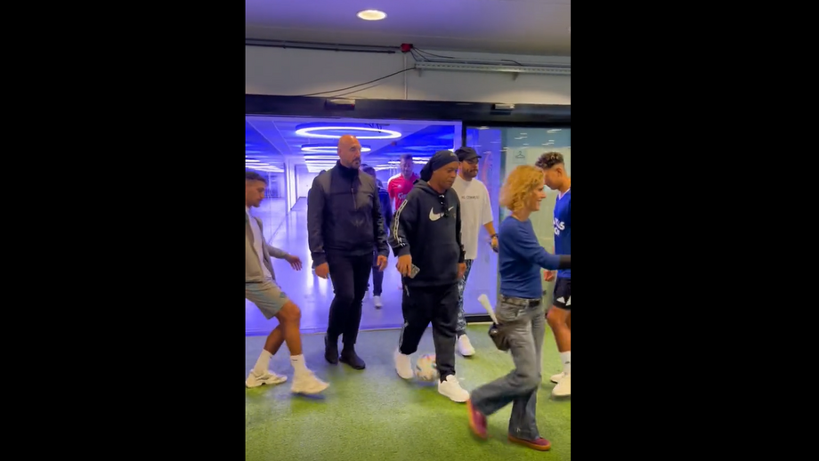 Momento aconteceu no túnel de acesso aos balneários durante um evento na Bélgica
