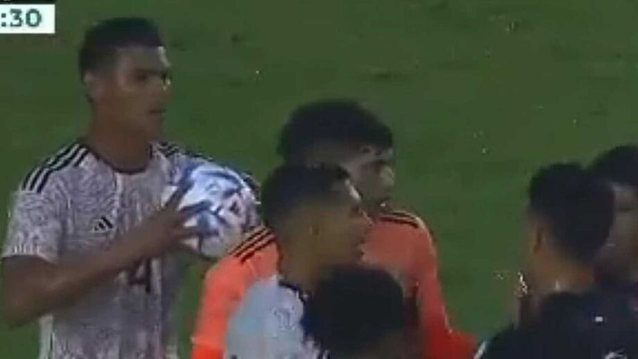 Jesús Alcántar agarrou a bola no interior da grande área mexicana e o árbitro... apontou para a marca dos 11 metros
