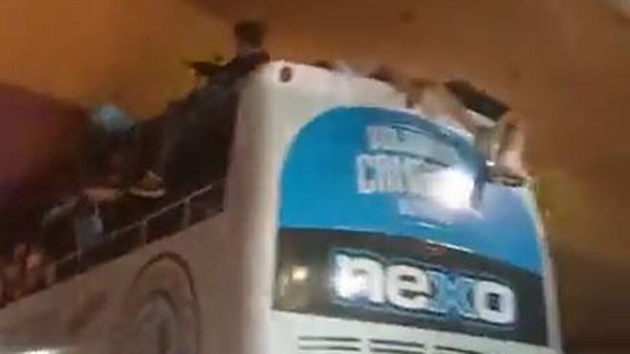 Tudo aconteceu quando o autocarro que levava os jogadores da equipa argentina passou por baixo de uma ponte