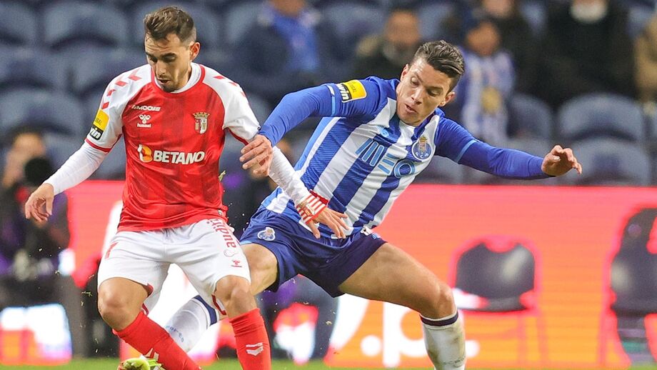 FC Porto e Sp. Braga  animam regresso  da Liga,  após compromissos das  seleções. O dragão  Uribe  (dir.) fez mais de 18  mil kms em viagens,  pois a  Colômbia jogou nas duas  costas dos EUA. Além disso,  fez uma fissura na mão  direita