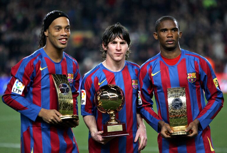 Messi entre Ronaldinho e Samuel Eto'o com o prémio do Golden Boy em 2005