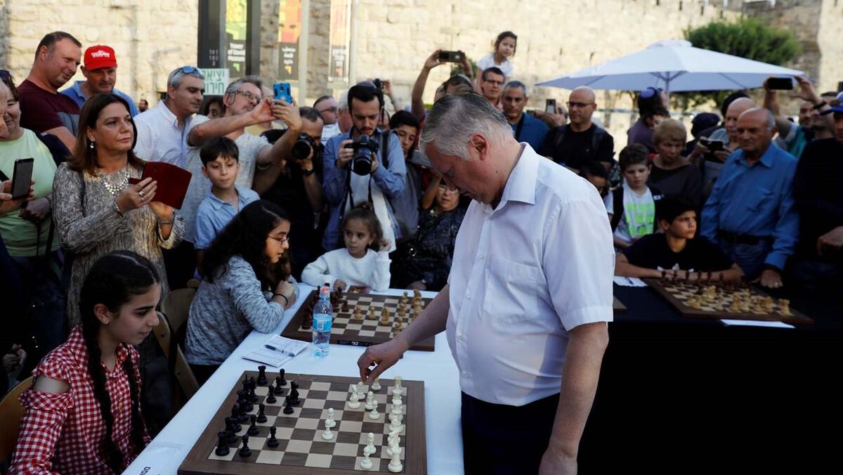 Anatoli Karpov, antigo campeão mundial de xadrez, em coma induzido