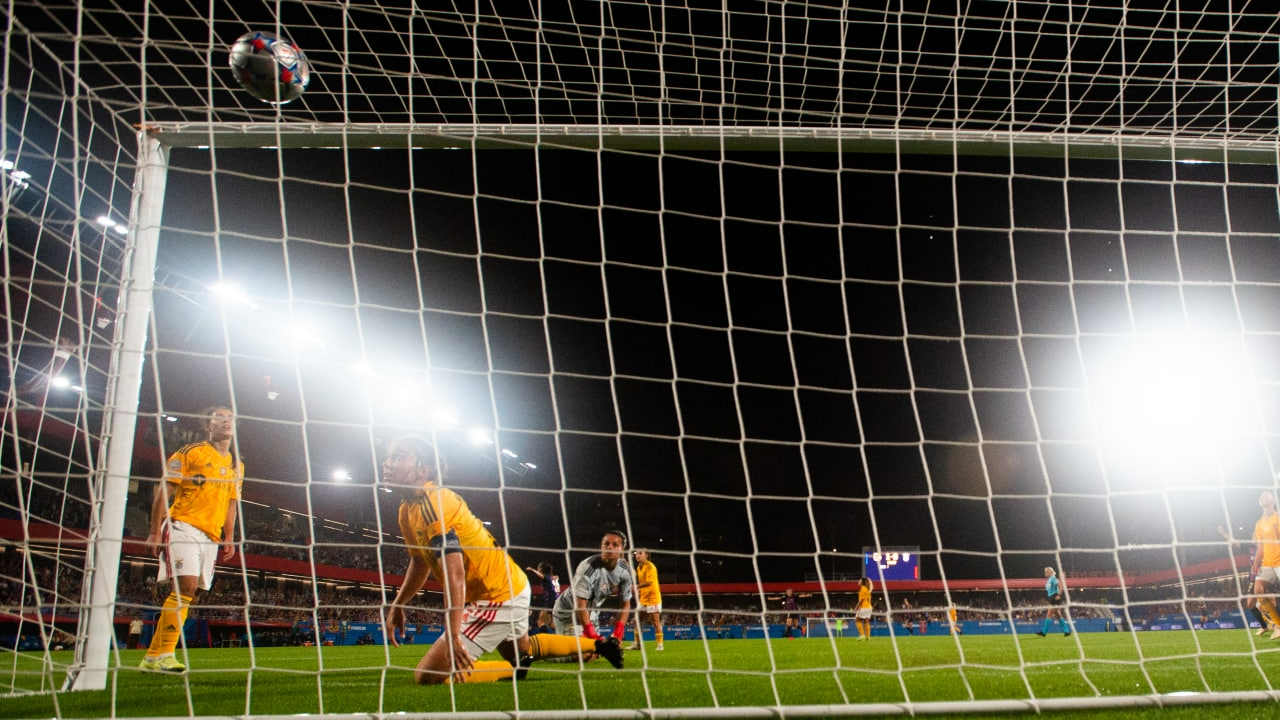 Benfica arranca Champions feminina da pior forma: goleado em Barcelona