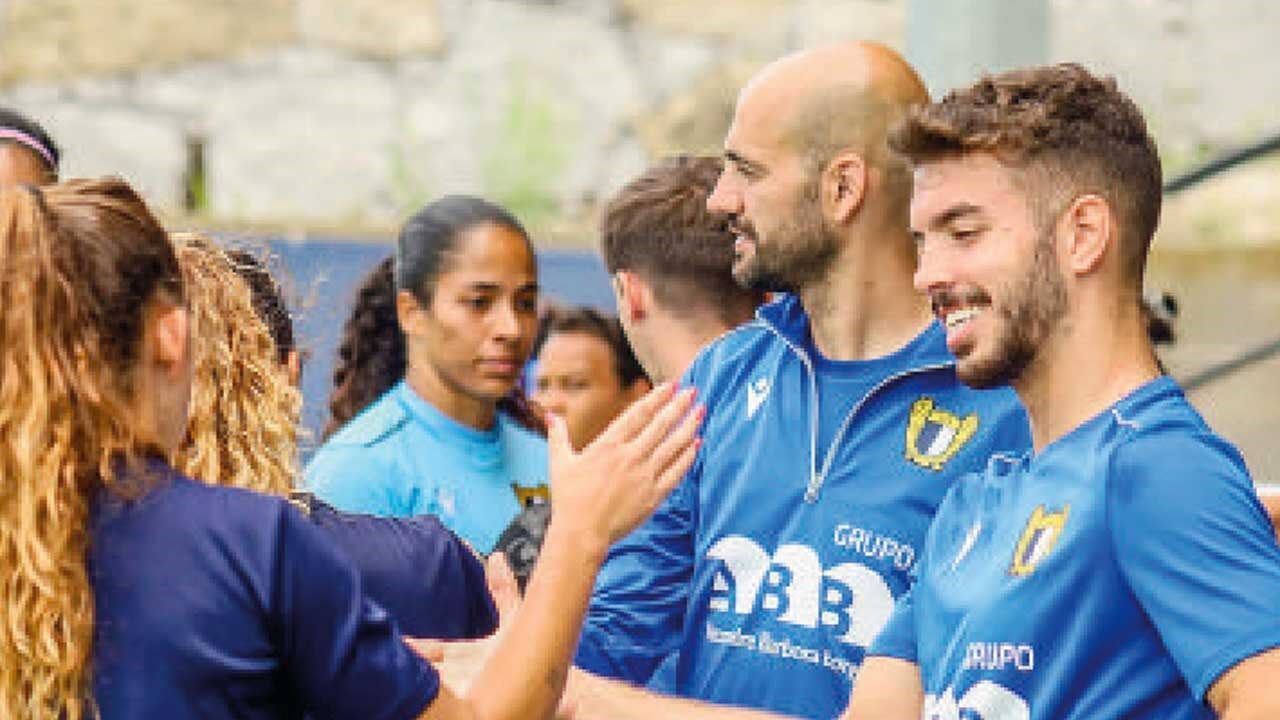 Miguel Afonso e José Baixo cumprimentam as jogadoras    