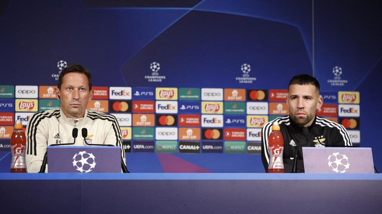 Otamendi ao lado de Roger Schmidt, técnico do Benfica, na conferência de imprensa