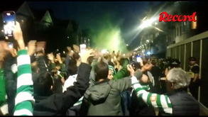 Adeptos do Sporting em festa à chegada ao estádio do Tottenham