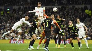 O polémico golo do empate do Tottenham: jogadores do Sporting pediram falta sobre Adán