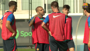 Sem clube, Daniel Alves treina com a equipa B do Barcelona à espera de ser chamado para o Mundial