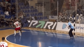 Merecia um prémio Puskas no futsal: o golaço acrobático contra a equipa do Partido Comunista