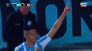 Alvo do FC Porto marca golo mais insólito da carreira... no meio de muita aselhice