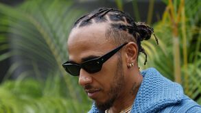 Piercings voltam a dar dores de cabeça a Lewis Hamilton e Mercedes acaba multada