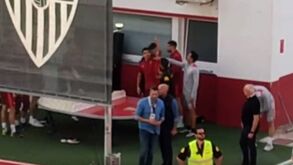 Marcos Acuña em troca acesa de palavras com adeptos do Sevilha