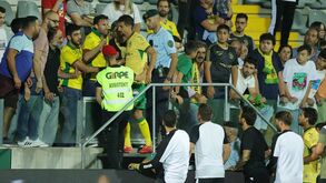 Ambiente aqueceu em Paços de Ferreira: adeptos exaltados e jogadores até à bancada foram