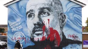 Mural de Guardiola em Manchester vandalizado após vitória do City sobre o Man. United