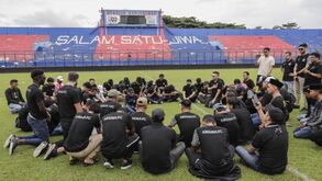 Presidente do Arema FC pede desculpa pela tragédia que provocou 125 mortos na Indonésia