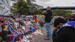 Pelo menos 32 crianças entre os 125 mortos nos tumultos em estádio na Indonésia