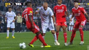 André André caiu na área do Benfica em lance com Florentino: árbitro mandou seguir