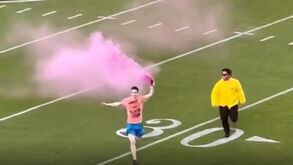 Entrou em campo com pote de fumo e acabou placado de forma brutal por dois jogadores da NFL