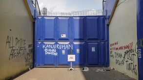 Polícia indonésia e as saídas do estádio Kanjuruhan: «Dava para passar duas pessoas e havia centenas a tentar sair»