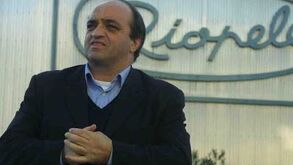 Caso dos Emails: Adão Mendes esqueceu-se dos óculos, viu sessão interrompida e vai ter de voltar sexta-feira