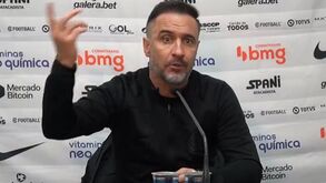 Vítor Pereira irritado com jogadores do Corinthians: «Andámos ali a enrolar a manta...»