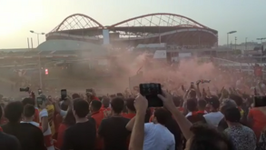 Euforia na chegada do Benfica à Luz