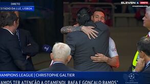 Messi autografou camisola do Atlético Madrid para Paulo Futre na Luz