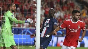 A crónica do Benfica-Paris SG, 1-1: de olhos nos olhos, águia fez pela vida