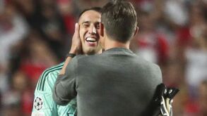 Cadeado para Vlachodimos e polvo para Florentino: jogadores do Benfica reagem ao empate com o PSG