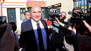 Defesa de Vale e Azevedo contesta contumácia e alega erros de moradas nas notificações