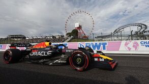 Verstappen parte da 'pole' para a prova que lhe pode dar o título de Fórmula 1