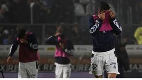 Tiros, gás lacrimogénio e centenas em fuga: as imagens do caos no Gimnasia-Boca Juniors		